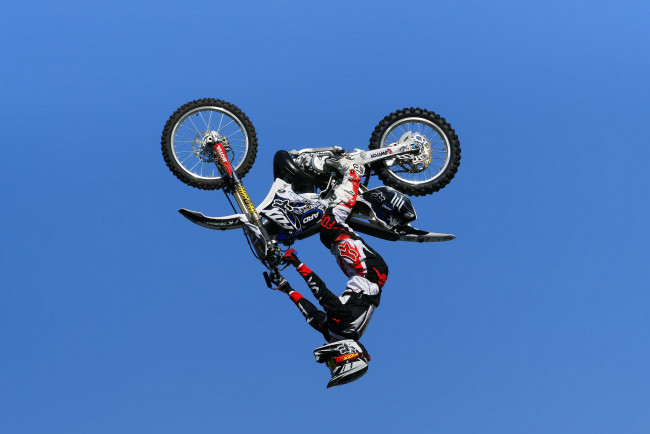 Обои картинки фото спорт, мотоспорт, полт, гонщик, байк, шлем, экипировка