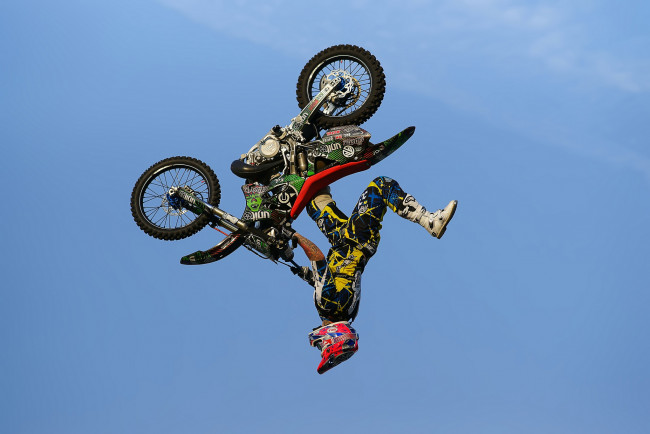 Обои картинки фото спорт, мотоспорт, шлем, экипировка, полт, гонщик, байк, сальто