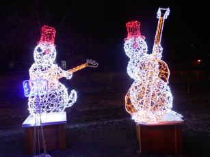 обоя новогодние музыканты, разное, иллюминация, город