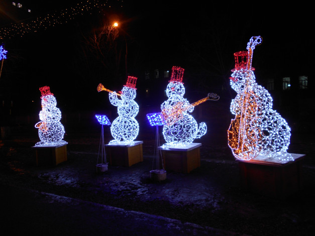 Обои картинки фото новогодние музыканты, разное, иллюминация, город