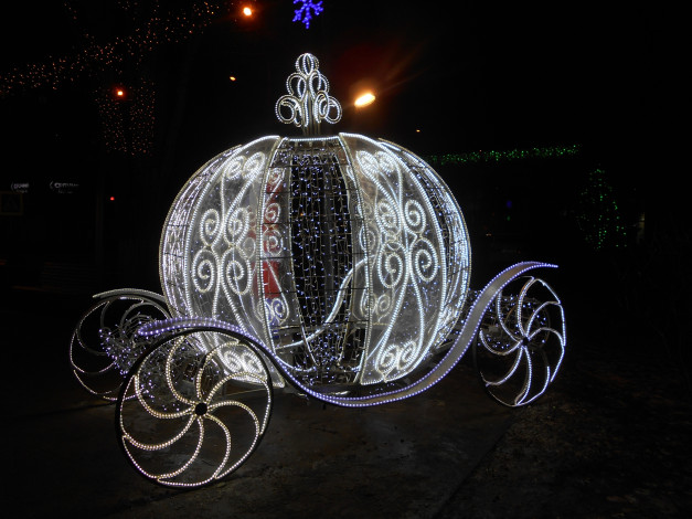 Обои картинки фото новогодняя карета, разное, иллюминация, город