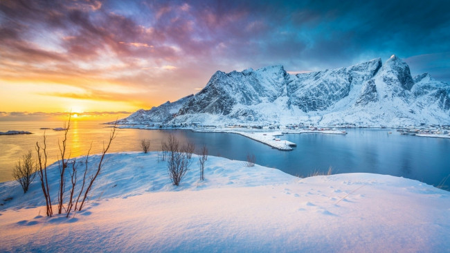 Обои картинки фото природа, восходы, закаты, снег, закат, облака, горы, небо, залив