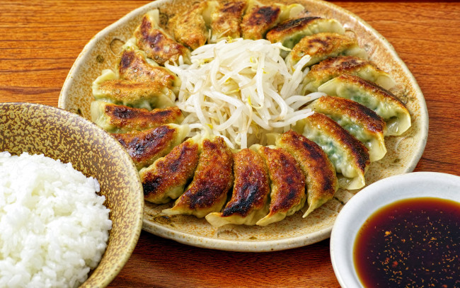 Обои картинки фото еда, пельмени,  манты,  вареники, салат, соус, кухня, китайская