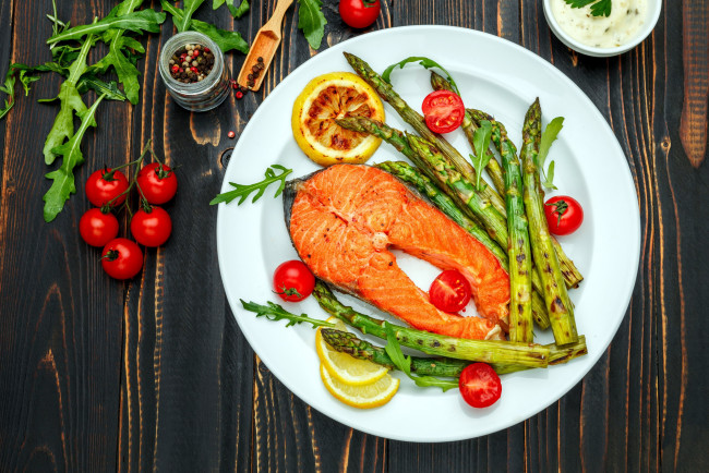 Обои картинки фото еда, рыбные блюда,  с морепродуктами, рукола, спаржа, форель, помидоры, томаты