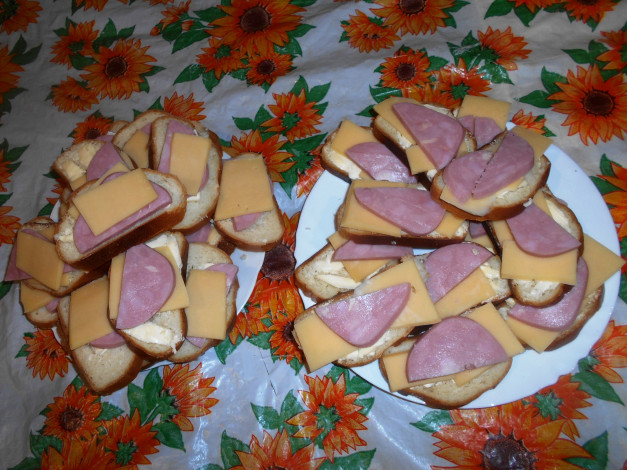 Обои картинки фото еда, бутерброды,  гамбургеры,  канапе, колбаса, хлеб, сыр