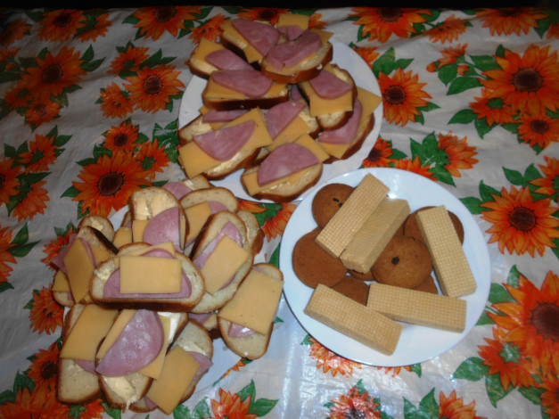 Обои картинки фото еда, бутерброды,  гамбургеры,  канапе, колбаса, хлеб, сыр, печенье, вафли