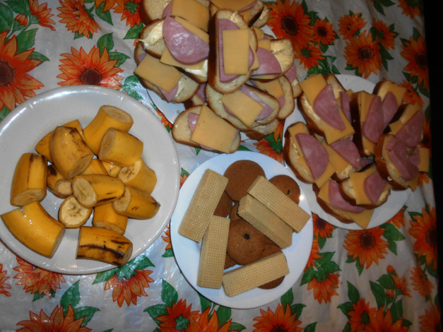 Обои картинки фото еда, бутерброды,  гамбургеры,  канапе, колбаса, хлеб, сыр, бананы, печенье, вафли