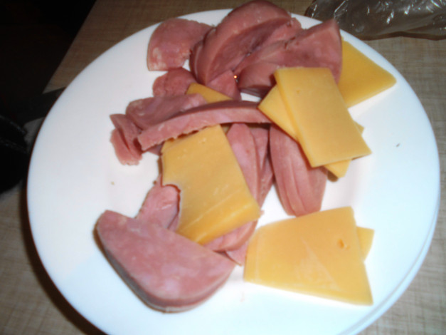 Обои картинки фото еда, колбасные изделия, сыр, колбаса