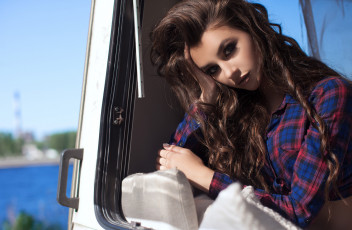 обоя олеся кравченко, девушки, брюнетка, джинсы, флирт, макияж, поза, красотка, клетка, рубашка, модель, девушка, олеся, кравченко, сексуальная, стройная, взгляд