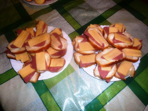 Обои картинки фото еда, бутерброды,  гамбургеры,  канапе, колбаса, сыр, хлеб