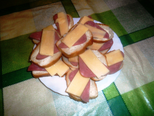 Обои картинки фото еда, бутерброды,  гамбургеры,  канапе, колбаса, сыр, хлеб