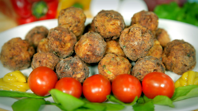 Обои картинки фото еда, мясные блюда, помидоры, тефтели