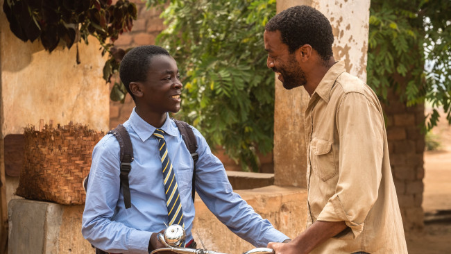 Обои картинки фото the boy who harnessed the wind , 2019, кино фильмы, the boy who harnessed the wind, драма, мальчик, кадры, из, фильма, который, обуздал, ветер, maxwell, simba, chiwetel, ejiofor