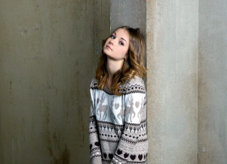 Картинка девушки jeff+milton свитер