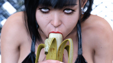 Картинка 3д+графика люди+ people девушка фон взгляд пирсинг банан