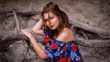 Картинка девушки -+брюнетки +шатенки серьги шатенка поза