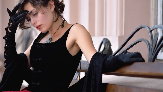 Обои картинки фото девушки, - брюнетки,  шатенки, медальон, перчатки, брюнетка, шаль, влада