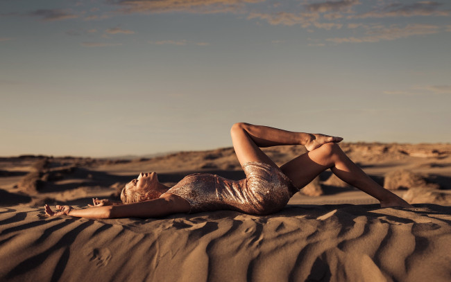 Обои картинки фото девушки, - блондинки,  светловолосые, песок, блондинка, поза, платье, мини