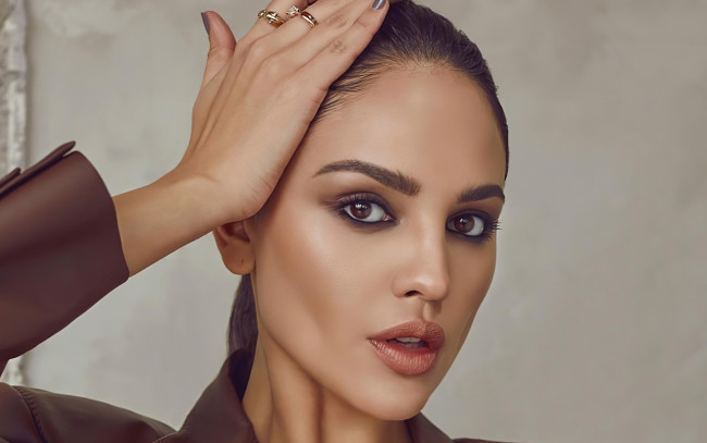 Обои картинки фото девушки, eiza gonzalez, макияж, кольца, жест
