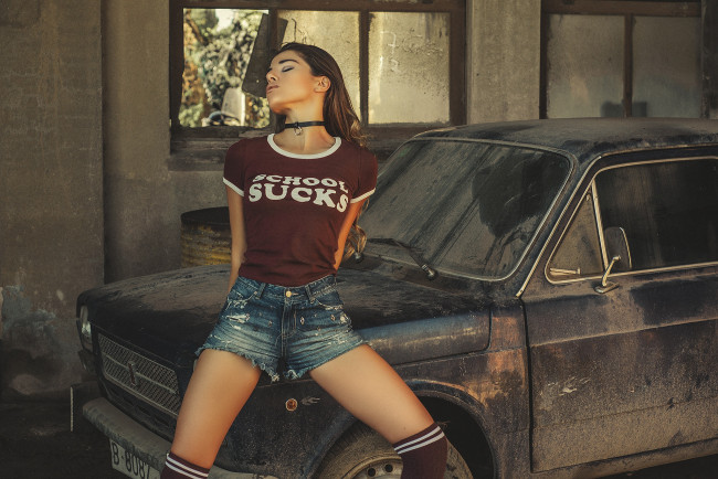 Обои картинки фото chiara bianchino, девушки, chiara, bianchino, автомобиль, авто, гараж, девушка, модель, шатенка, поза, стройная, сексуальная, флирт