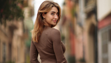 Картинка девушки -+брюнетки +шатенки милая девушка оглядываясь назад улыбка кофта брюнетки