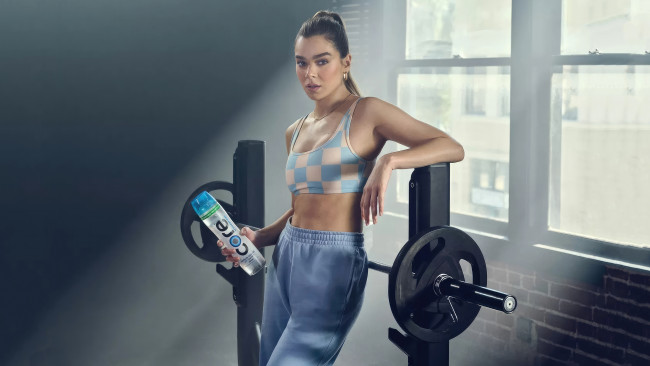 Обои картинки фото hailee steinfeld core hydration 2023, девушки, hailee steinfeld, хейли, стейнфилд, актриса, модель, сore, hydration, спортзал, мотивация, знаменитости, вода, рекламная, кампания