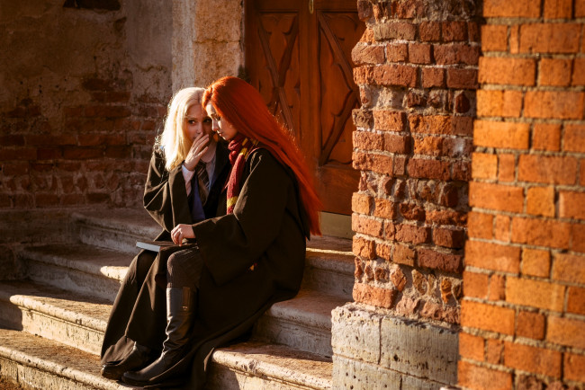 Обои картинки фото девушки, sofia lovegood, костюмы, образы, подруги, волшебницы, замок