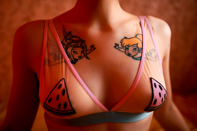 Обои картинки фото девушки, sofia lovegood, тело, тату, белье