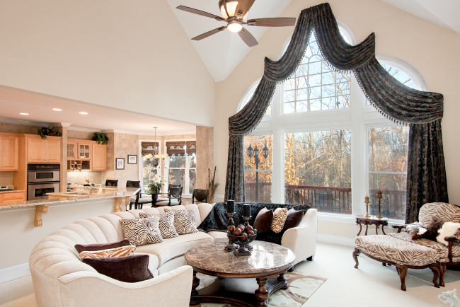 Обои картинки фото интерьер, гостиная, шторы, окно, диван, стол