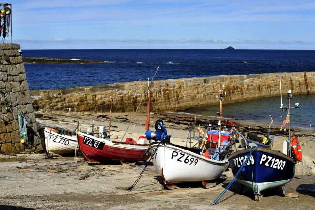 Обои картинки фото корабли, моторные, лодки, море, берег, спасательный, круг