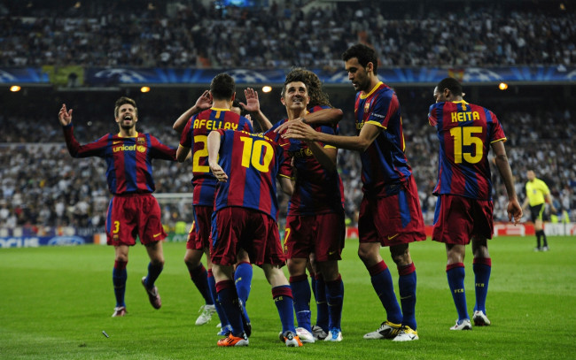 Обои картинки фото спорт, футбол, игра, команда, игроки, футболисты, поле, барселона, sergio, busquets, радость, зрители, стандион