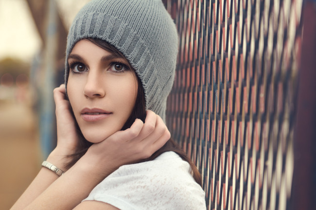 Обои картинки фото девушки, -unsort , лица,  портреты, лицо, взгляд, шапочка, жест