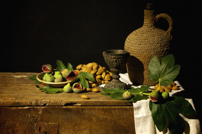 Обои картинки фото еда, натюрморт, кувшин, инжир, миндаль