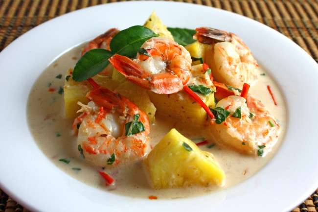 Обои картинки фото еда, рыбные блюда,  с морепродуктами, зелень, суп, картофель, креветки