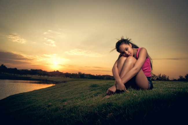 Обои картинки фото девушки, -unsort , темнокожие, взгляд, закат, берег, поза