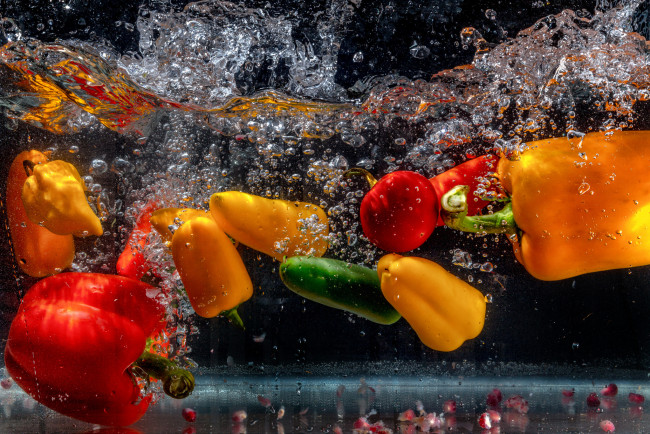 Обои картинки фото еда, перец, вода, перчики, пузырьки