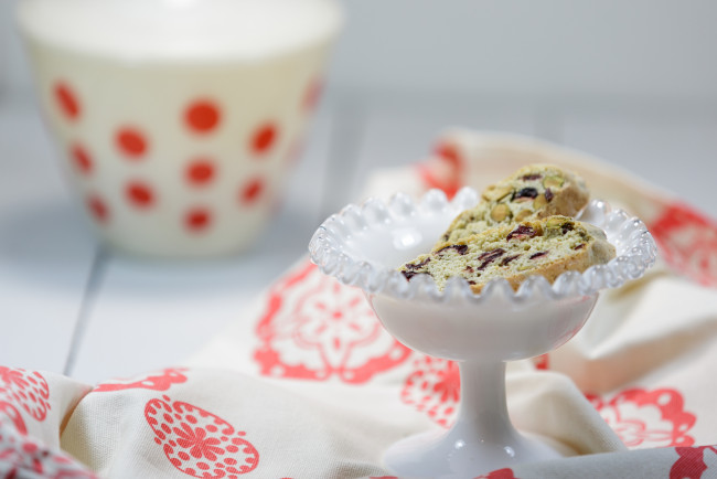 Обои картинки фото еда, пирожные,  кексы,  печенье, печенье, блюдце, скатерть