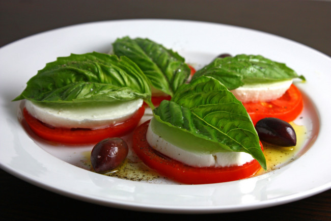 Обои картинки фото еда, салаты,  закуски, соус, сыр, зелень, помидоры