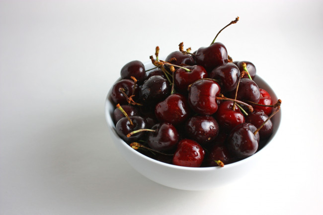 Обои картинки фото еда, вишня,  черешня, блюдце