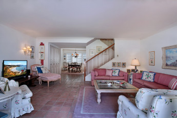 обоя интерьер, гостиная, лестница, телевизор, стол, кресло, диван