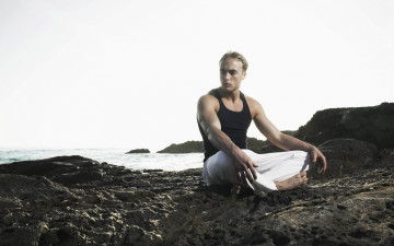 Картинка мужчины -+unsort камни лето сидит парень небо