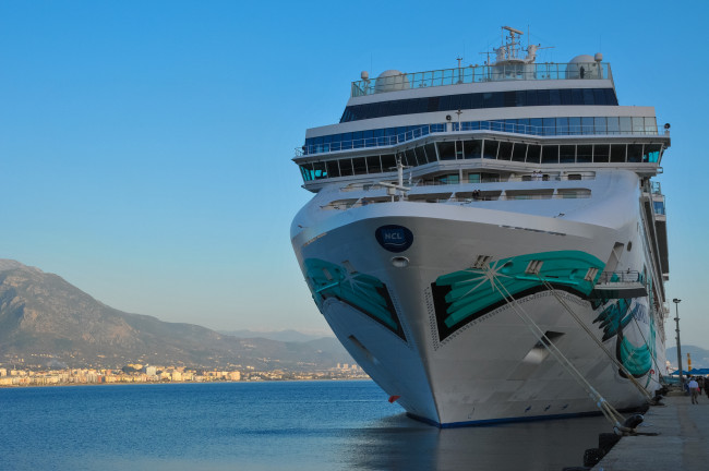 Обои картинки фото norwegian jade, корабли, лайнеры, порт, причал, лайнер