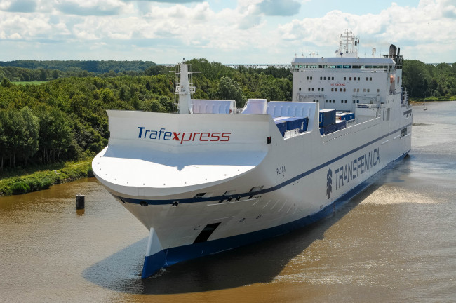 Обои картинки фото plyca, корабли, грузовые суда, контейнеровоз