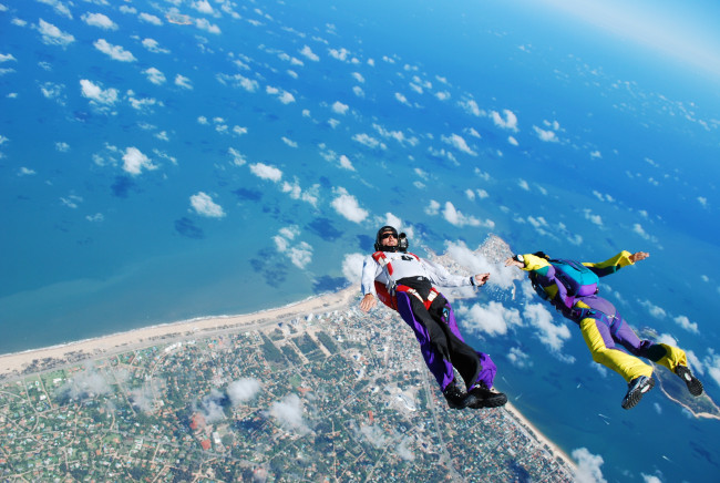 Обои картинки фото спорт, экстрим, парашют, облака, контейнер, камера, шлем, море, пляж, флаер, фрифлай, парашютисты