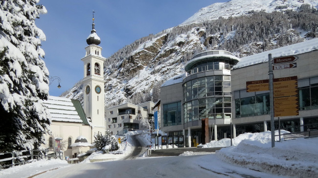 Обои картинки фото города, - католические соборы,  костелы,  аббатства, горы, дома