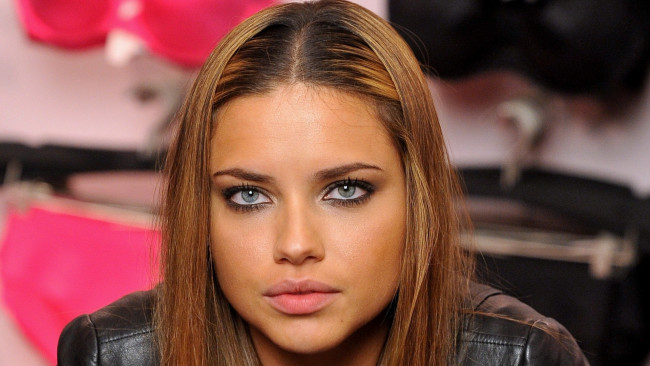 Обои картинки фото девушки, adriana lima, адриана, лима, модель, лицо, взгляд, куртка