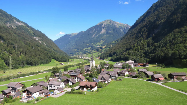 Обои картинки фото города, - пейзажи, горы, дома, ручей, облака