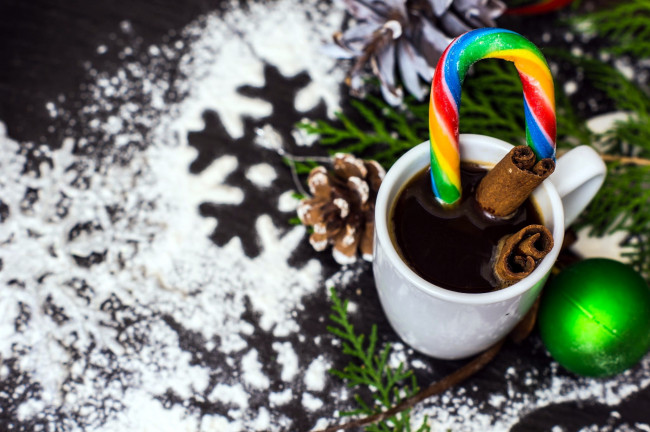 Обои картинки фото праздничные, угощения, шарик, шишка, кофе, леденец, корица