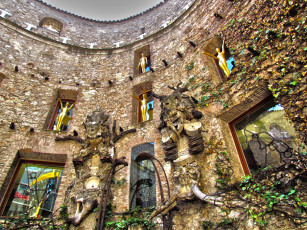 Картинка фигейрос города -+памятники +скульптуры +арт-объекты скульптура окно