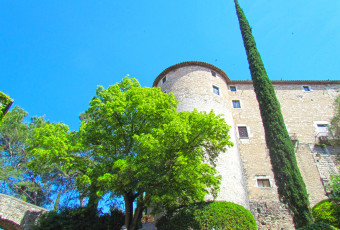 Картинка жирона города -+другое здание дерево